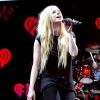 Avril Lavigne apostou em botas over the knee sem salto para finalizar o look todo preto