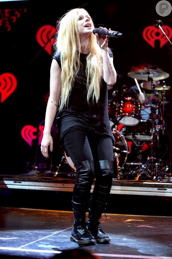 Avril Lavigne apostou em botas over the knee sem salto para finalizar o look todo preto