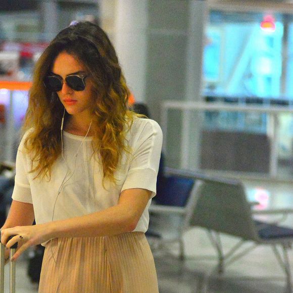 Com um estilo mais básico, Isabelle Drummond gosta de combinar peças lisas com sapatos baixos