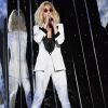 Katy Perry se apresentou no Grammy Awards 2017, em Los Angeles, com um conjunto branco com blazer, finalizado com tênis branco