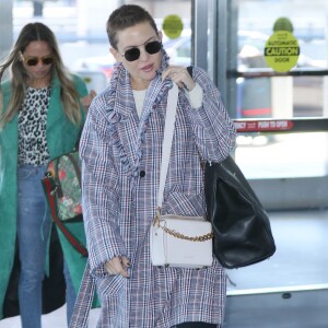 Kate Hudson optou por um look descolado e confortável para embarcar no aeroporto John F. Kennedy, em Nova York, em 17 de outubro de 2017