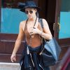Kate Hudson caprichou nos acessórios do look básico, com calça destroyed e body, usado em Nova York, em 24 de setembro de 2017