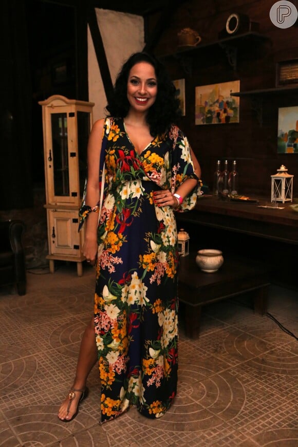 Vestido longo floral e rasteirinha, como usado pela atriz Dig Dutra, são uma ótima dobradinha