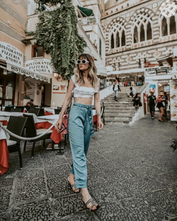 Em viagem à Itália, Aline Gotschalg esbanjou estilo com looks confortáveis