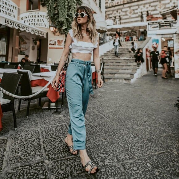 Em viagem à Itália, Aline Gotschalg esbanjou estilo com looks confortáveis