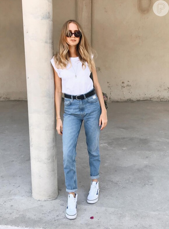 A atriz Isabella Scherer, de 'Malhação – Viva a Diferença', compôs um look básico e descolado com jeans, camiseta branca e tênis