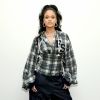 Famosa por seus looks fashionistas, Rihanna apostou em blusa quadriculada de mangas largas, calça folgada e sapatos sem salto para o lançamento de sua coleção Fenty Puma, em Nova York, em 13 de outubro de 2017