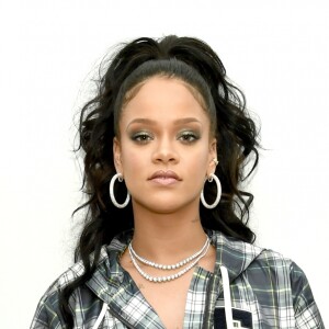 Famosa por seus looks fashionistas, Rihanna apostou em blusa quadriculada de mangas largas, calça folgada e sapatos sem salto para o lançamento de sua coleção Fenty Puma, em Nova York, em 13 de outubro de 2017