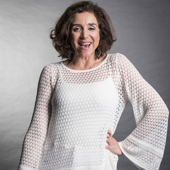Marisa Orth, no ar como a portuguesa cantora de fado Celeste Hermínia em 'Tempo de Amar', completa 54 anos neste sábado, dia 21 de outubro de 2017, e entrega ser cuidadosa com sua aparência