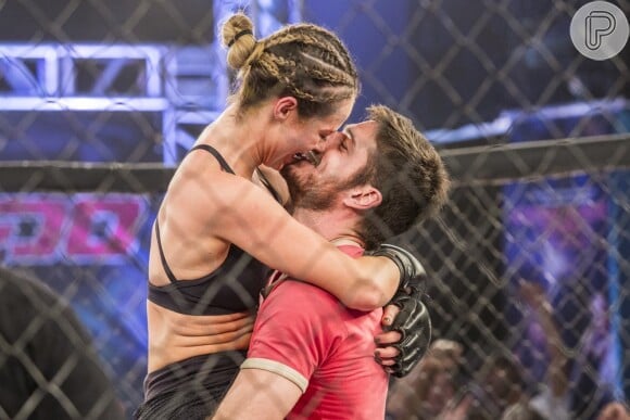 Jeiza (Paolla Oliveira) se torna campeã de MMA e tem final feliz ao lado de Zeca (Marco Pigossi), na novela 'A Força do Querer'
