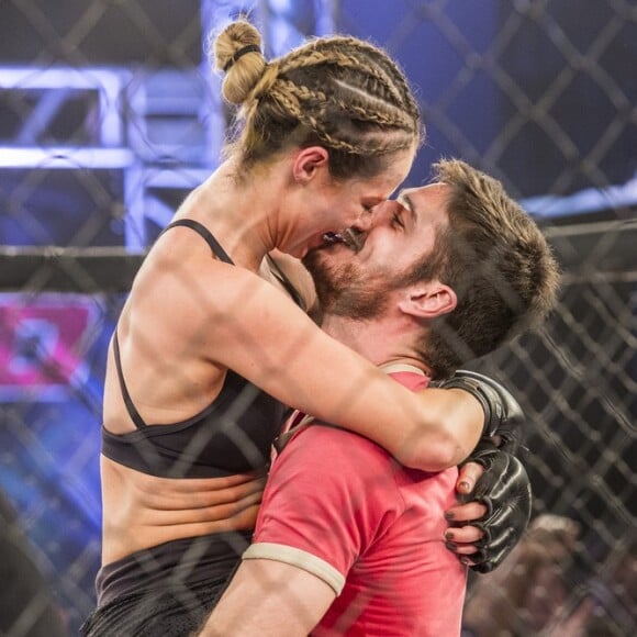 Jeiza (Paolla Oliveira) se torna campeã de MMA e tem final feliz ao lado de Zeca (Marco Pigossi), na novela 'A Força do Querer'