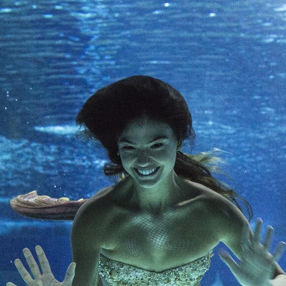 Ritinha (Isis Valverde) se torna sereia profissional nos EUA, no final da novela 'A Força do Querer'