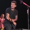 John Mayer dá 'sarrada no ar' e aconselha fãs em show: 'Cuidado com os desejos'