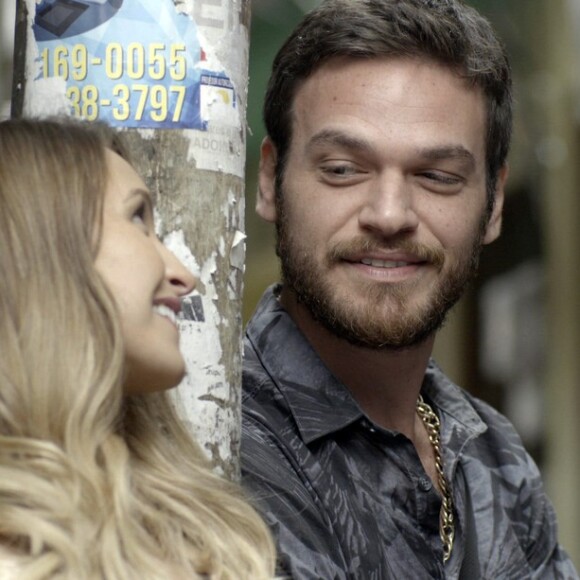 Em um dos finais alternativos, Carine (Carla Diaz) terminará a novela 'A Força do Querer' comandando o morro junto de Rubinho (Emílio Dantas)