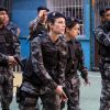 Jeiza (Paolla Oliveira) comanda operação na comunidade durante confronto de Rubinho (Emilio Dantas) e Sabiá (Jonathan Azevedo) no final de 'A Força do Querer'