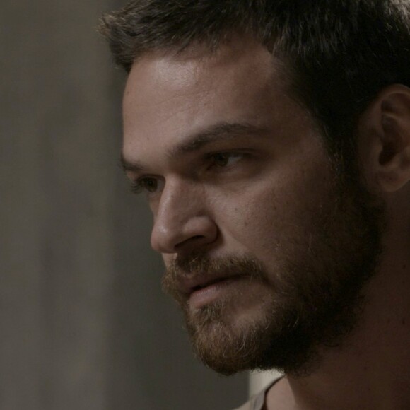 Rubinho (Emilio Dantas) é morto por Sabiá (Jonathan Azevedo) em confronto na comunidade em 'A Força do Querer'