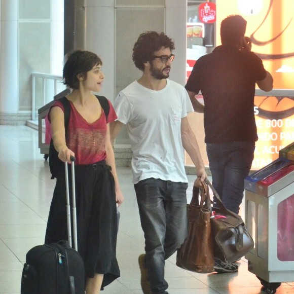 Caio Blat e Luisa Arraes foram vistos juntos no aeroporto Santos Dumont, no Rio, nesta quinta-feira, 19 de outubro de 2017