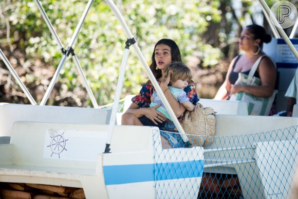 Ritinha (Isis Valverde) usa barco para tentar fugir com Ruyzinho (Lorenzo Souza) na novela 'A Força do Querer'