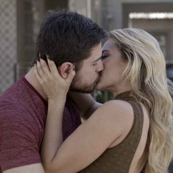 Zeca (Marco Pigossi) e Jeiza (Paolla Oliveira) terminam 'A Força do Querer' juntos e pais de dois filhos