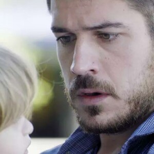 Por Ruyzinho (Lorenzo Souza), Zeca (Marco Pigossi) entra em barco para ir atrás de Ritinha (Isis Valverde), na novela 'A Força do Querer'