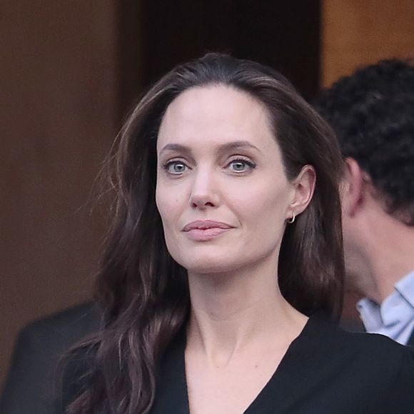 'Ela está furiosa com o interesse de Brad em Ella e por ele a ter colocado em 'Sweetbitter'', informou uma fonte da publicação americana