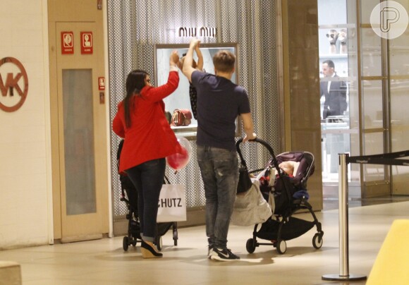 Thais Fersoza e Michel Teló brincaram com Melinda durante passeio no shopping
