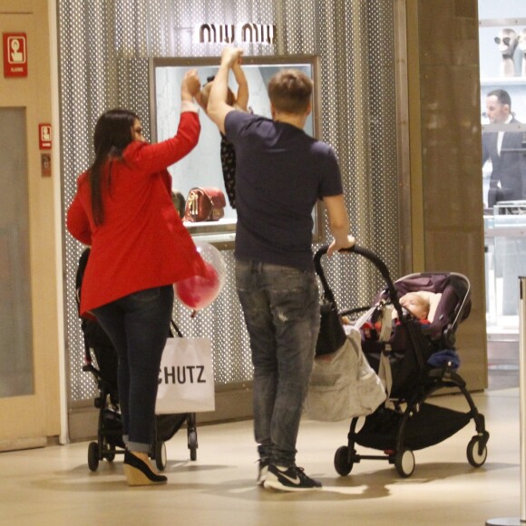 Thais Fersoza e Michel Teló brincaram com Melinda durante passeio no shopping