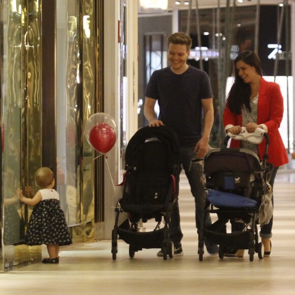 Thais Fersoza e Michel Teló sorriem ao ver Melinda caminhando sozinha