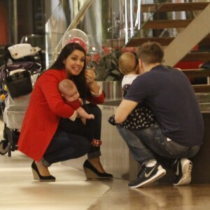 Thais Fersoza e Teló levaram os filhos, Melinda e Teodoro, a shopping no Rio de Janeiro