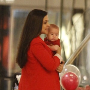 Thais Fersoza segura Teodoro no colo durante passeio no shopping