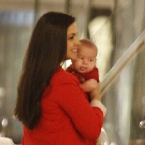 Thais Fersoza e o filho caçula, Teodoro, usaram looks na mesma cor