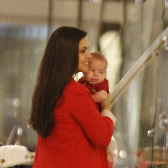 Thais Fersoza e o filho caçula, Teodoro, usaram looks na mesma cor