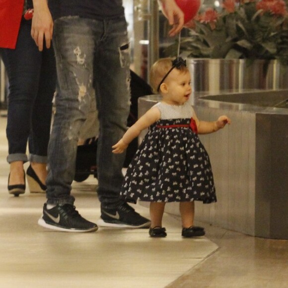 Michel Teló observa os passos da filha mais velha, Melinda