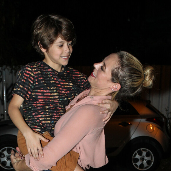 Paolla Oliveira brincou com João Bravo, o Dedé da novela 'A Força do Querer', em festa da trama