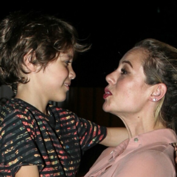 Paolla Oliveira brincou com João Bravo em festa de comemoração da novela 'A Força do Querer', na noite desta quinta-feira, 19 de outubro de 2017