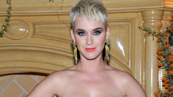 Equipamento dá pane e Katy Perry fica suspensa no ar em show: 'Presa no espaço'