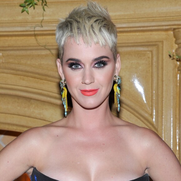 Equipamento dá pane e Katy Perry fica suspensa no ar em show