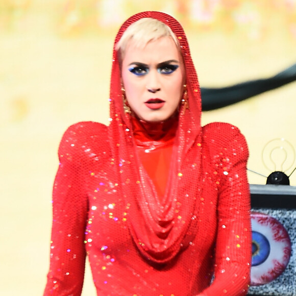 'Eu sei que eu sou tipo uma estrela cadente, mas eles estão falando aqui no meu ouvido que eu estou presa', brincou Katy Perry