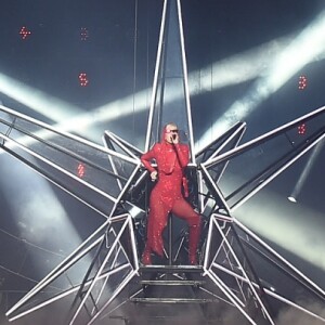 Katy Perry estava fazendo a performance da música 'Thinking Of You' em uma plataforma, com modelo de Saturno, no ar