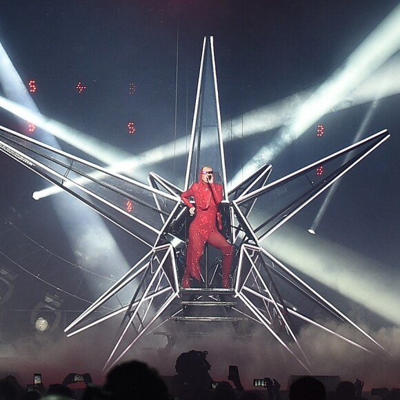 Katy Perry estava fazendo a performance da música 'Thinking Of You' em uma plataforma, com modelo de Saturno, no ar
