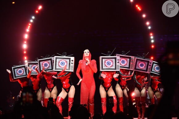 Katy Perry retomou aos palcos após pane e se jogou na plateia