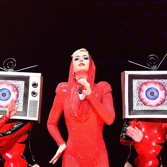 Katy Perry retomou aos palcos após pane e se jogou na plateia