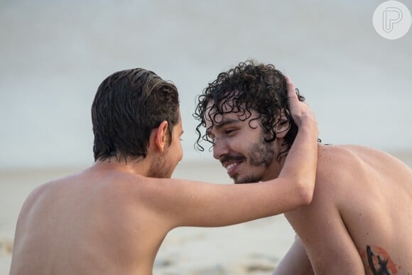 Ivan (Carol Duarte), já sem os seios após cirurgia, vai à praia com Claudio (Gabriel Stauffer), no último capítulo da novela 'A Força do Querer'. Cena de beijo do casal pode ser a última da trama