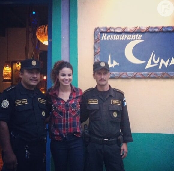 Na Guatemala Sthefany Brito posou com os guardas. 'Bem protegida!', escreveu a atriz na legenda.