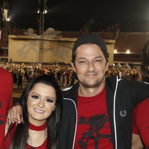 Maraisa posa ao lado da dupla Munhoz e Mariano e do ator Marcelo Serrado no camarote Stadium