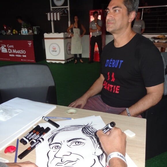 Zeca Camargo se divertiu posando para artista fazer sua caricatura