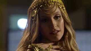 Inspirada em 'O Clone', Carine faz dança do ventre para Rubinho em novela. Foto!