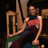 Juliana Paiva apostou no vestido longo e colorido
