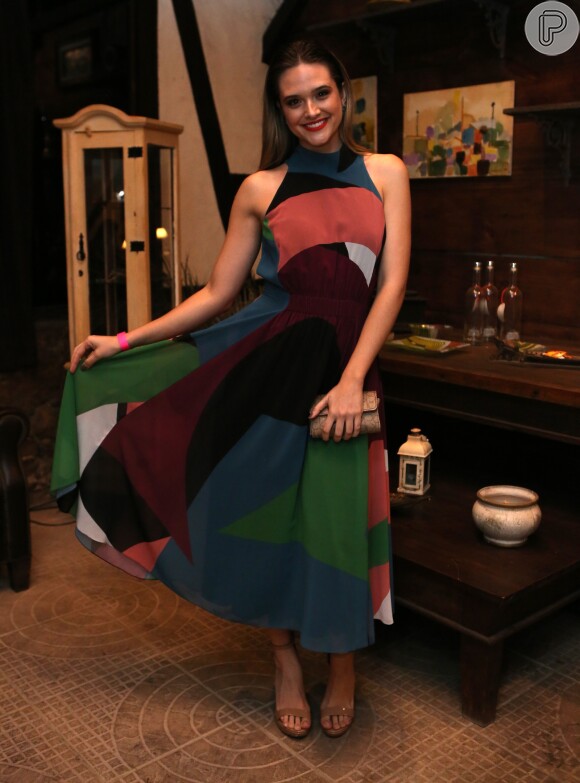 Juliana Paiva apostou no vestido longo e colorido