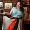 Mariana Xavier, que interpretou a Biga na novela, exaltou sua saia colorida ao posar com o look